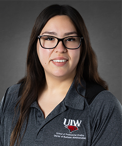 Lorynn Salinas headshot